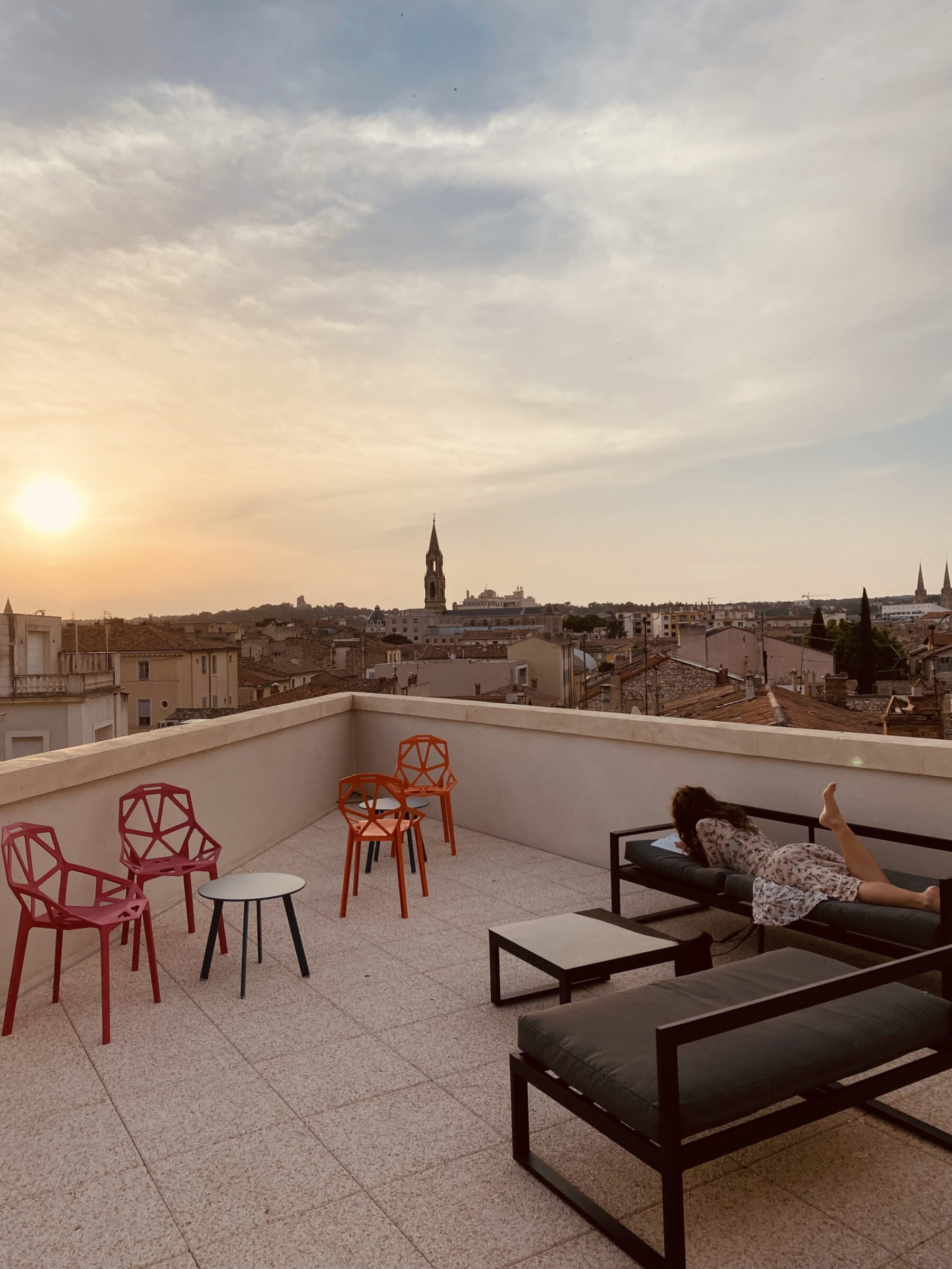 Vue de la ville depuis le rooftop au coucher du soleil