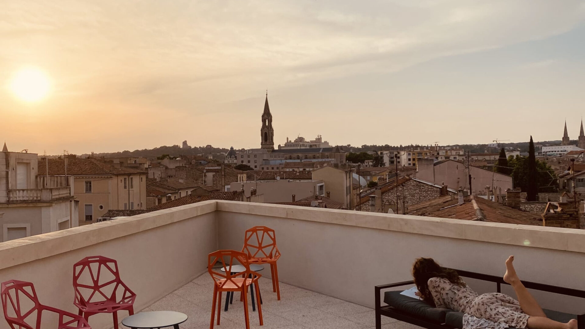 Vue de la ville depuis le rooftop au coucher du soleil