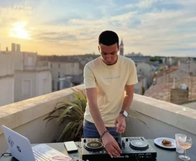 Dj qui mix sur le rooftop