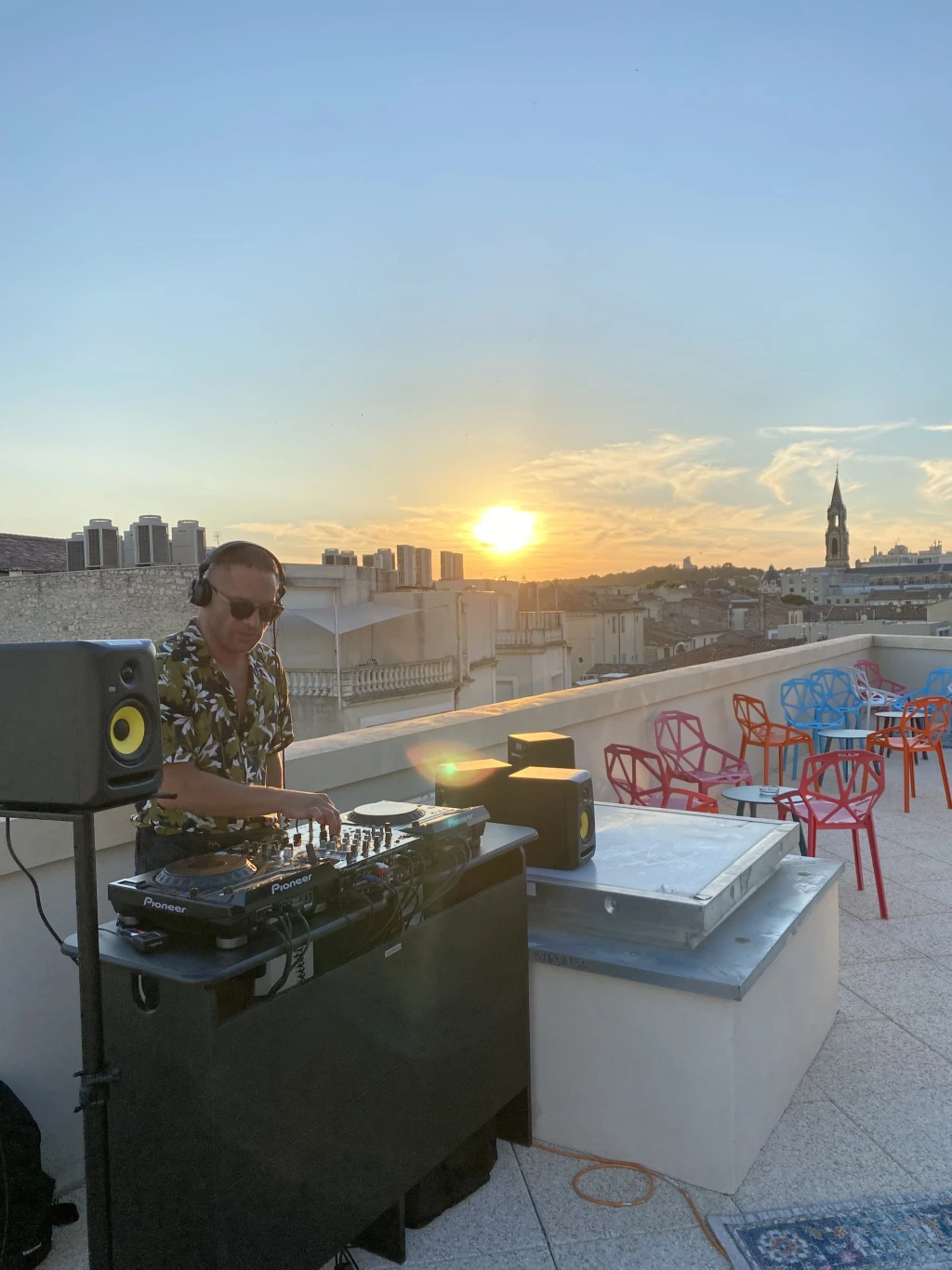 DJ qui mix sur le rooftop